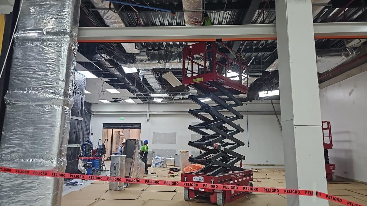Plataforma tijera en obra de remodelación